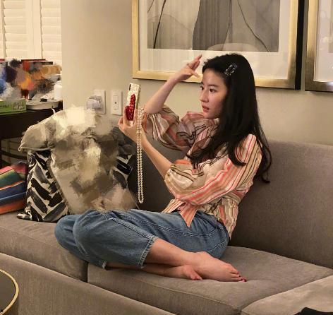 国产网友自拍偷拍,揭秘网络隐私边界 第3张 国产网友自拍偷拍,揭秘网络隐私边界 第3张